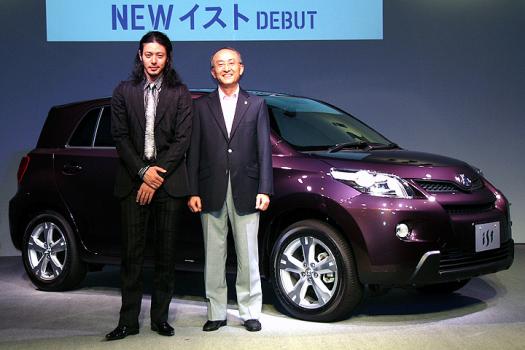 新型「イスト」発表会にて／フォトセッション（左：オダギリジョーさん、右：渡辺社長）