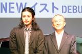 新型「イスト」発表会にて／フォトセッション（左：オダギリジョーさん、右：渡辺社長）