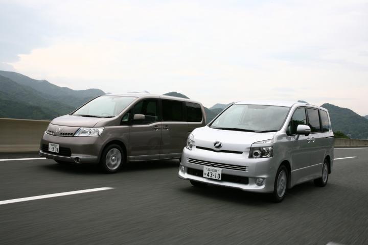 トヨタ ヴォクシー vs 日産 セレナ