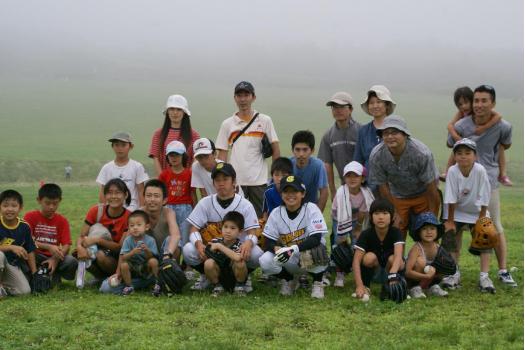 欽ちゃん球団『茨城ゴールデンゴールズ』の片岡 安祐美選手・山田　涼選手といっしょに最後は記念写真！