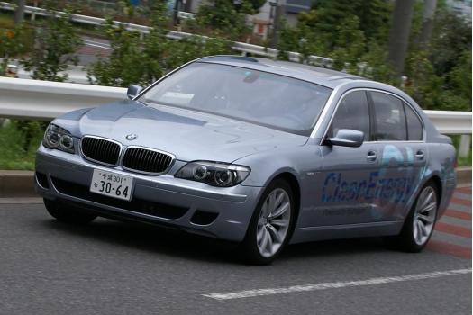 世界初の量産型水素自動車「BMW ハイドロジェン7(Hydrogen7)」　日本初の公道試乗