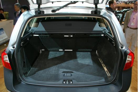 ボルボ 新型 XC70 荷室