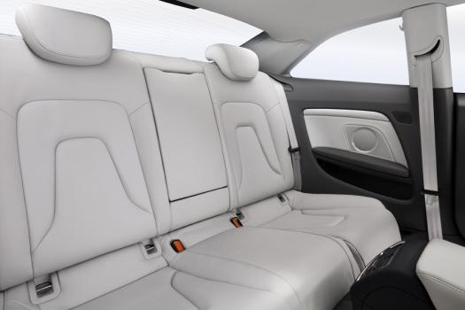 アウディ 新型 A5　シート