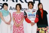 左から、歌手の二階堂 和美さん、女優の国仲 涼子さん、KONDO RACING 近藤 真彦監督、2代目”しあわせマチ子さん”の梅澤 レナさん