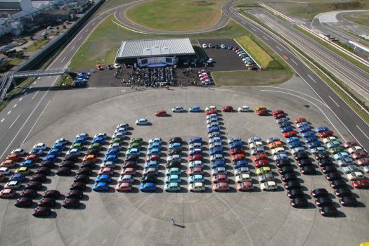 日産マーチ187台で創られた巨大な「マーチアート」完成！