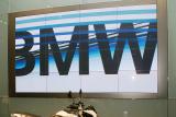 BMWのコーポレート・ショールーム "BMW Group Studio"の可動式プラズマディスプレイ