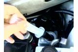 吸引器具でブレーキオイルを吸い出す