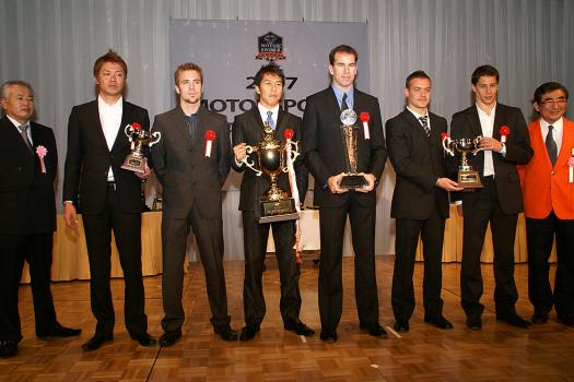 SUPER GT GT500クラス ドライバー部門 シリーズチャンピオン 伊藤 大輔/ラルフ・ファーマン選手(中央)