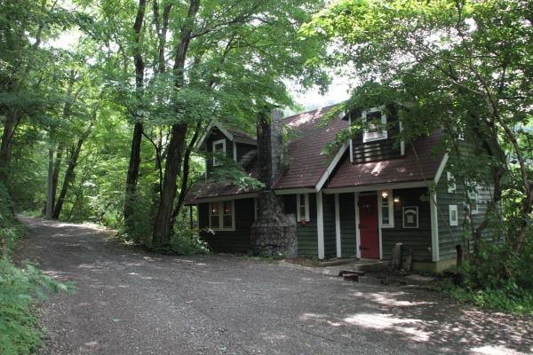 センターハウスからゆっくり歩いておよそ10分。 木漏れ日に照らされてひっそりと佇むサンタの家。