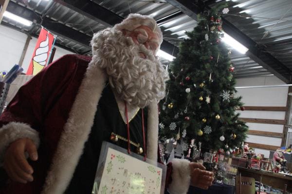 センターハウスに足を踏み入れると最初に出迎えてくれるのがサンタさん。 サンタさんはここだけでなく、場内を散策するといろんなところで出会えます。