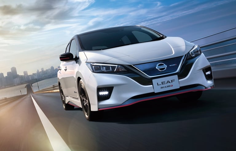 日産リーフ ニスモ_外観_走行中