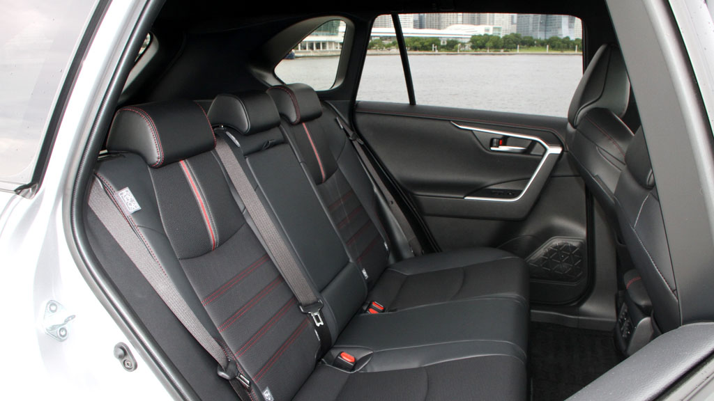 トヨタ ハリアーハイブリッド vs トヨタ RAV4 PHV徹底比較！姉妹車対決