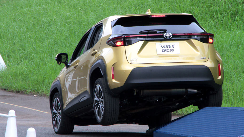 ヤリスクロス外観後ろ