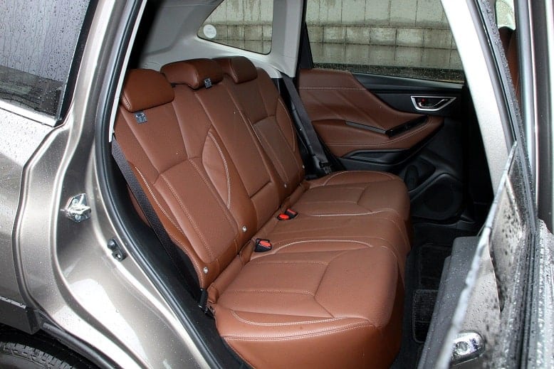 スバルフォレスターの後席