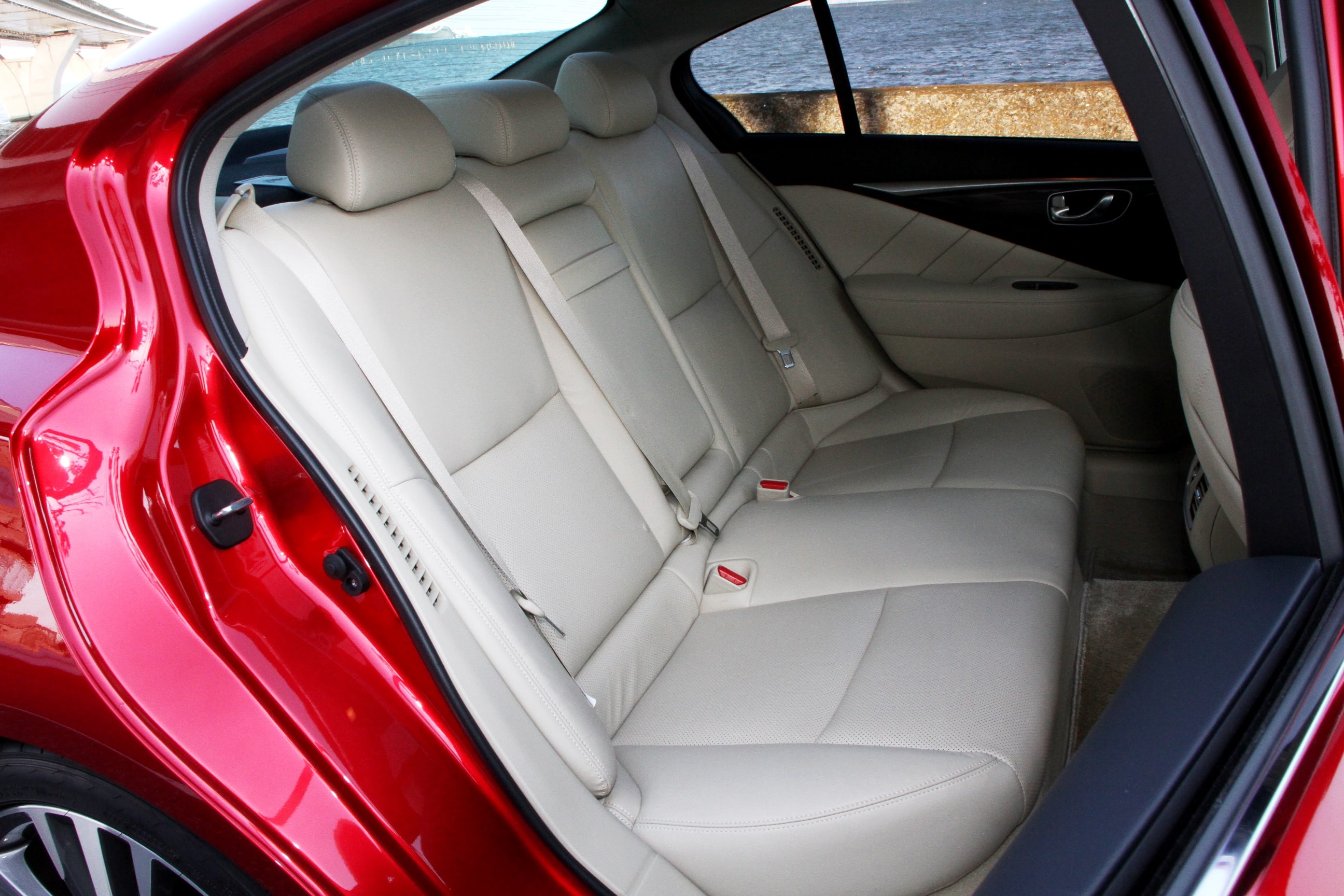 スカイラインの後席