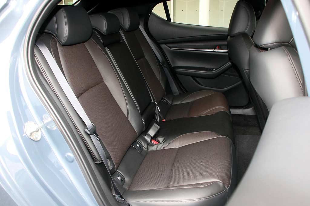 マツダ3ファストパックの後席