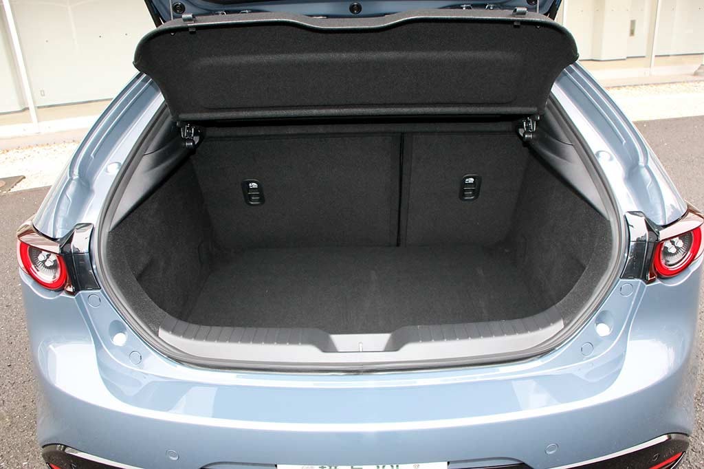 マツダ3ファストパックの荷室