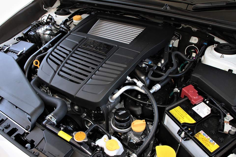 初代スバル WRX S4のエンジンルーム
