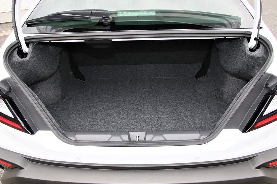 二代目スバル WRX S4の荷室