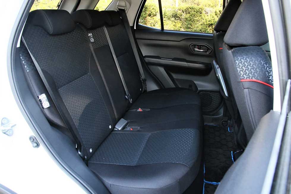 トヨタ ライズ ハイブリッド車(改良後)のリヤシート