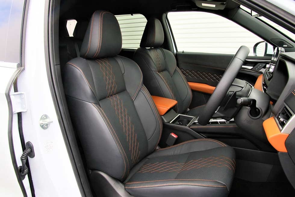 三菱アウトランダーPHEVのフロントシート