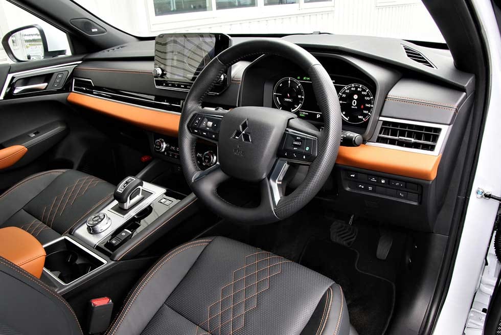 三菱アウトランダーPHEVのインパネ