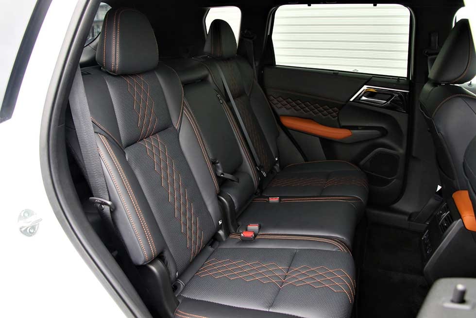 三菱アウトランダーPHEVのリヤシート