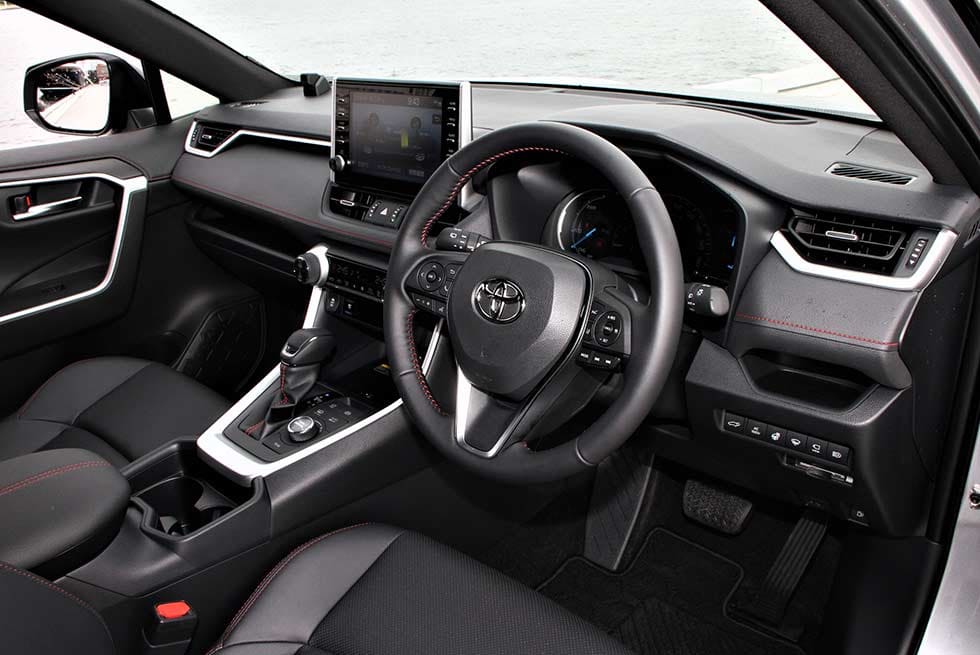 トヨタRAV4PHVのインパネ