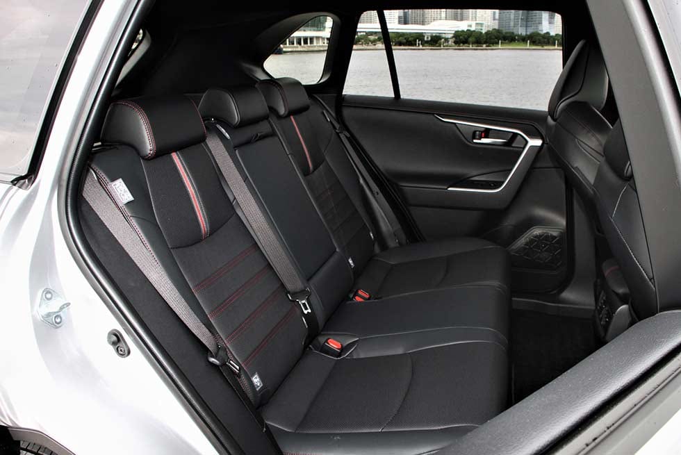 トヨタRAV4PHVのリヤシート