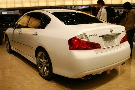 新型 フーガ リアビュー