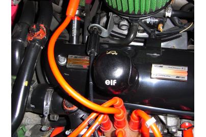 ヘッドカバーに「ヘッドバランサー」を貼り付ける。