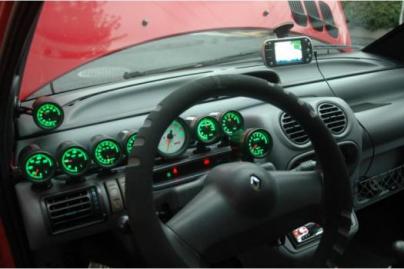 「走る計測器」の異名を持つピンク・トゥインゴのインパネ