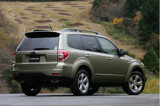 スバル 新型 フォレスター リアビュー