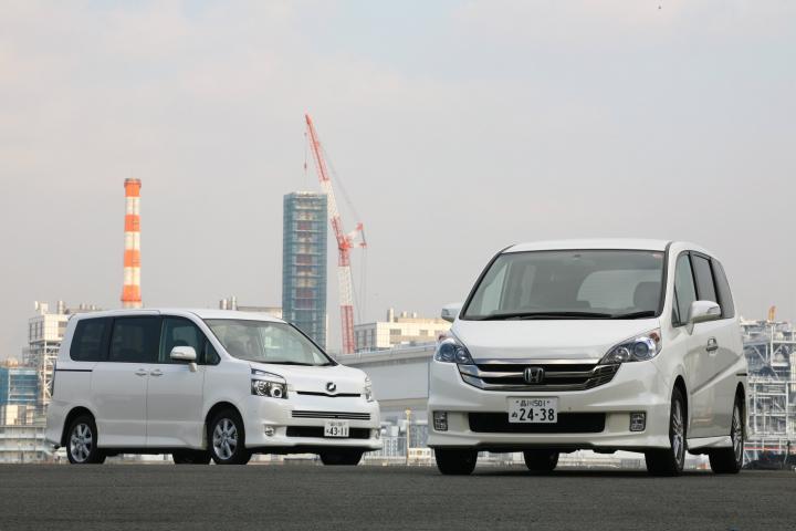 トヨタ ヴォクシー vs ホンダ ステップワゴン・スパーダ