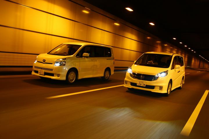 トヨタ ヴォクシー vs ホンダ ステップワゴン・スパーダ