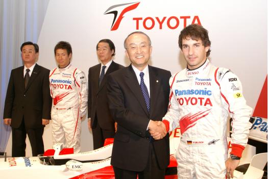 トヨタ自動車　渡辺社長と握手を交わすティモ・グロック選手(手前右)
