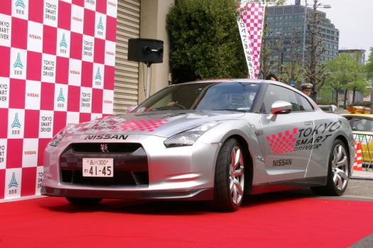 「TOKYO SMART DRIVER X NISSAN GT-R」ホメドライブキャンペーンカー「ホメパト」の日産 GT-R