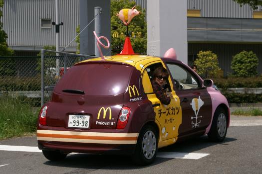 「全国カツ巡りの旅」に出た”ぶたCAR” 「RAG FAIR(ラグフェア)」の土屋 礼央サンも同乗して出発!