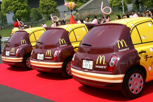 【マクドナルド「チーズカツバーガー」発売記念】「全国カツ巡りの旅 〜風の向くまま、ブタの向くまま〜」 カツ三兄弟「トン吉」「カツ朗」「チー太」の3台が勢揃い!