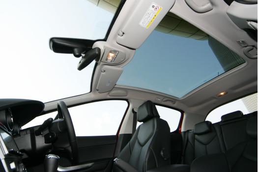 プジョー 308 Cielo　電動サンシェード付きパノラミックルーフ