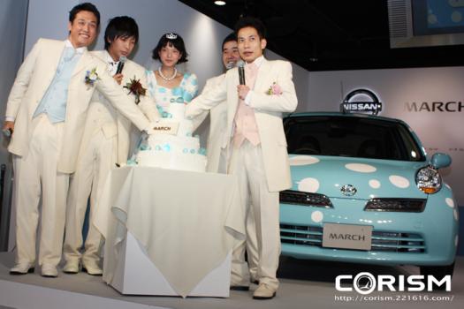 「みずたまウェディングショー」でケーキ入刀! 左から「藤崎マーケット」田崎 祐一サン・藤原 時サン/3代目「しあわせマチ子さん」沖 樹莉亜サン/「インパルス」堤下 敦サン・板倉 俊之サン(日産 マーチ コレット「みずたマーチ」発表イベントにて)