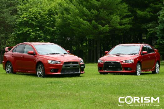 三菱を代表するスーパースポーツセダン「ランエボ」ことランサーエボリューション(左)と、新しくデビューするギャラン フォルティス ラリーアート(右)