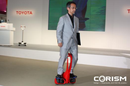 トヨタ 立ち乗り型パーソナル移動支援ロボット「Winglet(ウィングレット)」 Type S に乗って現れた開発担当のトヨタ自動車 川原崎 由博 氏