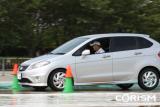 「母と子の楽ラク運転講習会〜お父さんも、ご一緒に!!〜」　イベント会場の模様(「いざという時の急ブレーキ」ABSレッスン風景　その1)