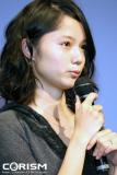 左手薬指の結婚指輪が光る！ 宮崎 あおい さん