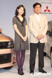 三菱 新型「トッポ」発表会場で三菱自動車工業　益子 修 取締役社長と並ぶ宮崎 あおい さん