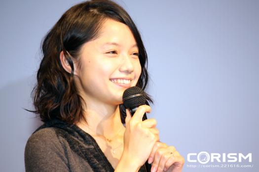 三菱自動車の企業CMに出演する女優 宮崎 あおい(新型「トッポ」発表会場にて)