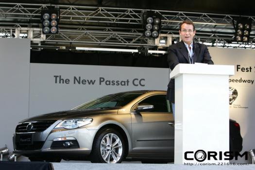 パサートCCをお披露目するVWJ社長