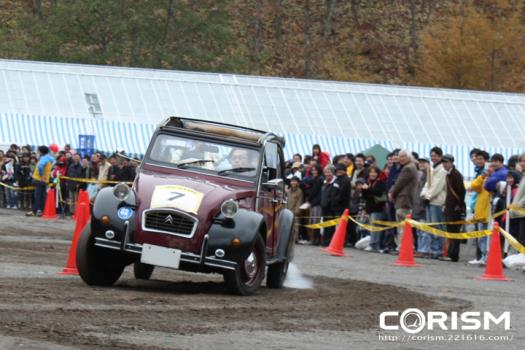 【フレンチブルーミーティング 2008 イベントレポート】シトロエン2CVも激走!?「ジムカーナ大会」