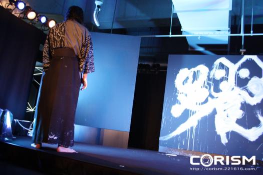 筆書きを前に精神統一を図る書道家、武田 双雲